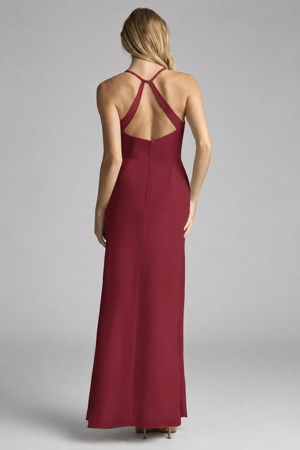 Vestido largo color vino con espalda geométrica