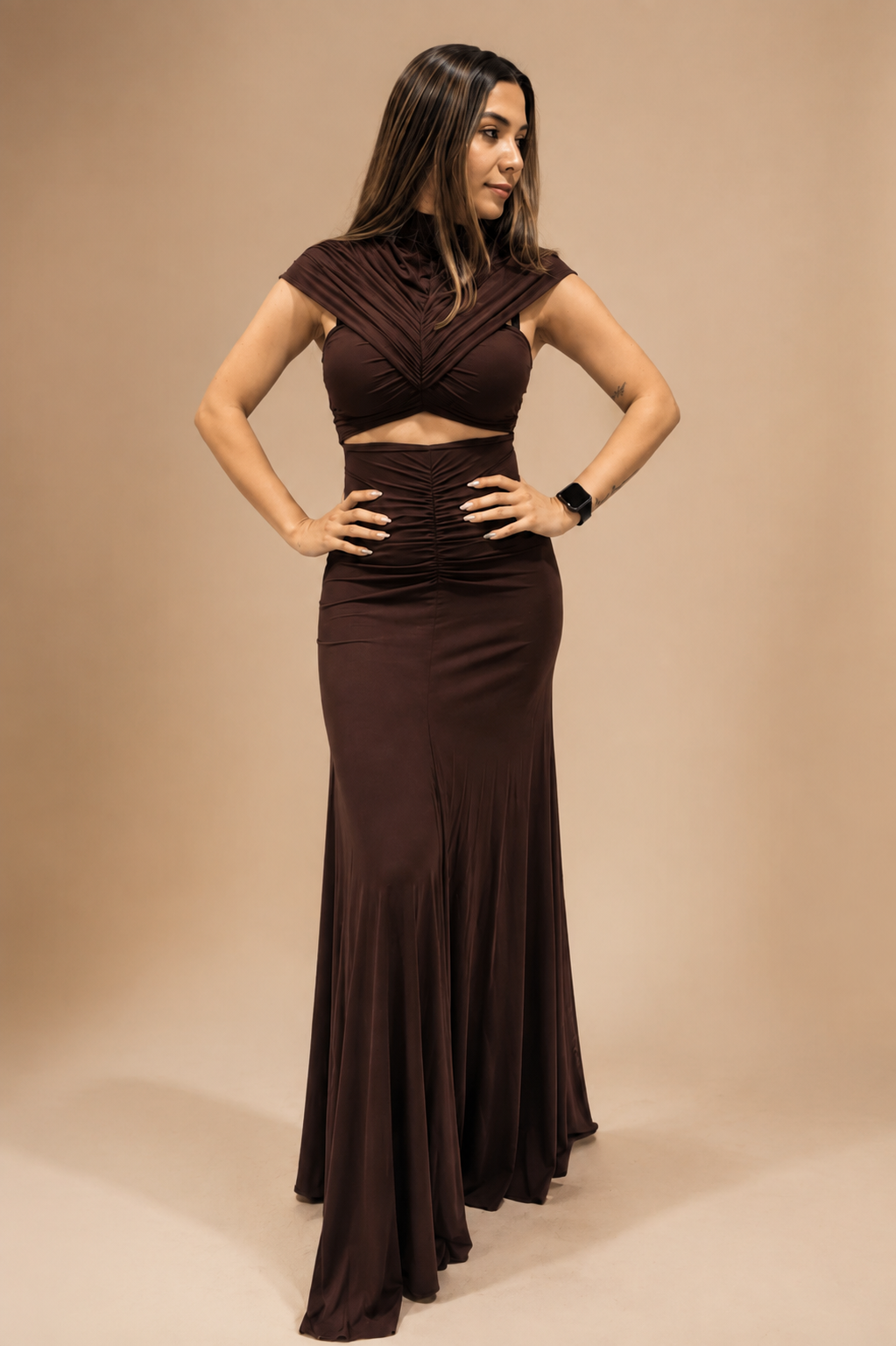 Vestido largo cafe chocolate con drapeado y corte sirena